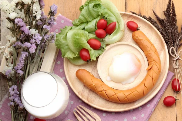 Snídaně s vejci, klobásou, saláty a mléko. — Stock fotografie