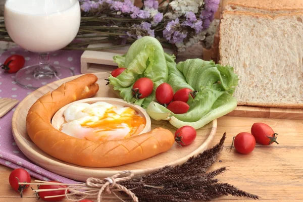 Desayuno con huevos, salchichas, pan, ensalada de verduras y leche . — Foto de Stock