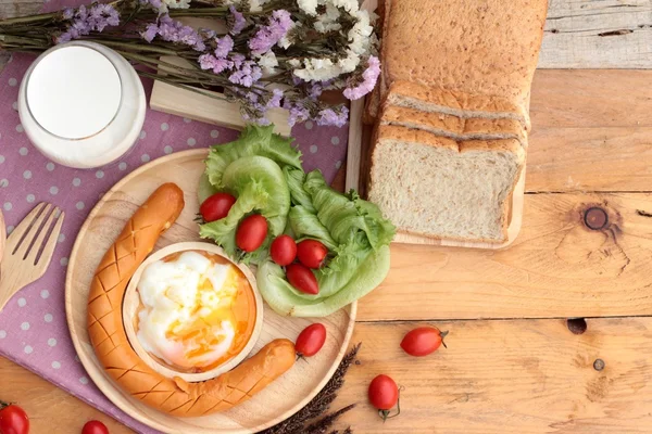 Café da manhã com ovos, salsicha, pão, salada de legumes e leite . — Fotografia de Stock