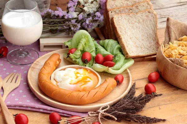 Desayuno con huevos, salchichas, pan, ensalada de verduras y leche . — Foto de Stock