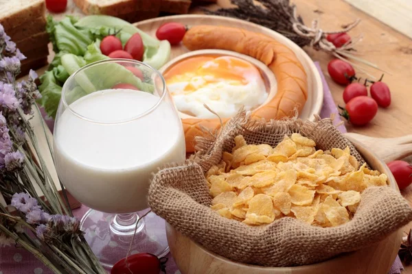 Frukost med ägg, korv, bröd, sallad grönsaker och mjölk. — Stockfoto
