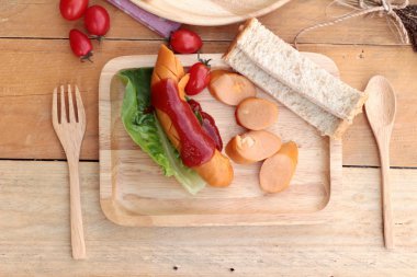 Yumurta, sosis, ekmek, salata sebze ve süt Kahvaltı.