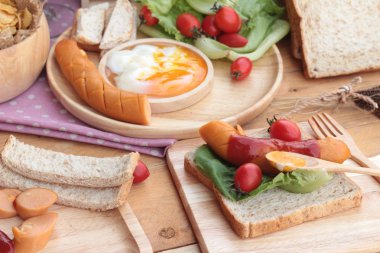 Yumurta, sosis, ekmek, salata sebze ve süt Kahvaltı.