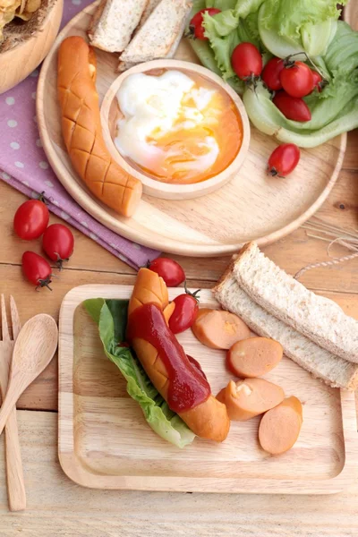 Desayuno con huevos, salchichas, pan, ensalada de verduras y leche . — Foto de Stock