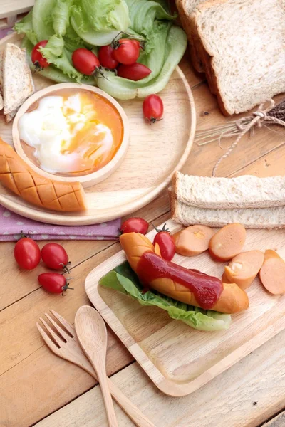 Desayuno con huevos, salchichas, pan, ensalada de verduras y leche . — Foto de Stock