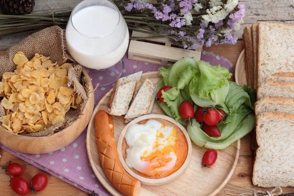 Breakfast with eggs, sausage, bread, salad vegetables and milk. — Stock Photo, Image