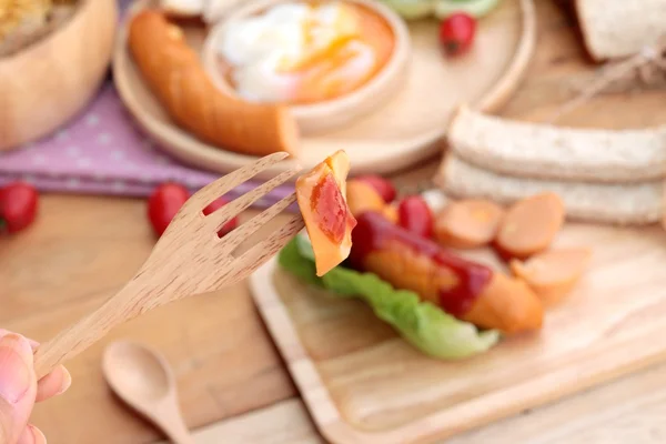 Desayuno con huevos, salchichas, pan, ensalada de verduras y leche . — Foto de Stock