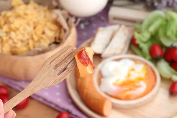 Café da manhã com ovos, salsicha, pão, salada de legumes e leite . — Fotografia de Stock