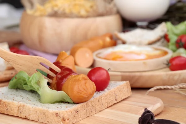 Завтрак с яйцами, колбасой, хлебом, салатами и молоком . — стоковое фото