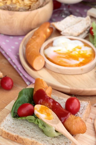 Café da manhã com ovos, salsicha, pão, salada de legumes e leite . — Fotografia de Stock
