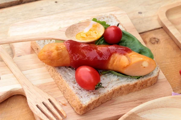 Ontbijt met eieren, worst, brood, salade groenten en melk. — Stockfoto