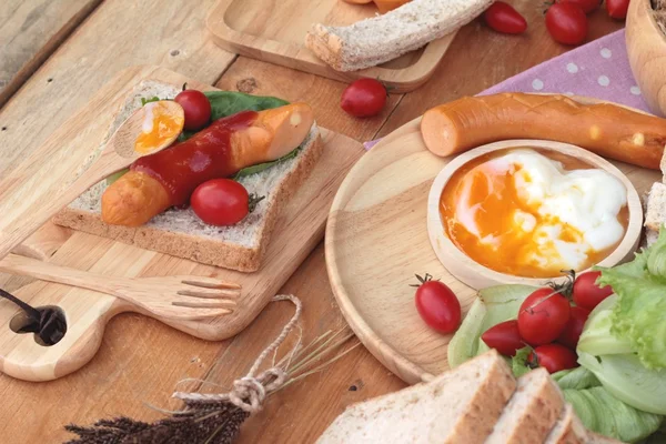 Breakfast with eggs, sausage, bread, salad vegetables and milk. — Stock Photo, Image