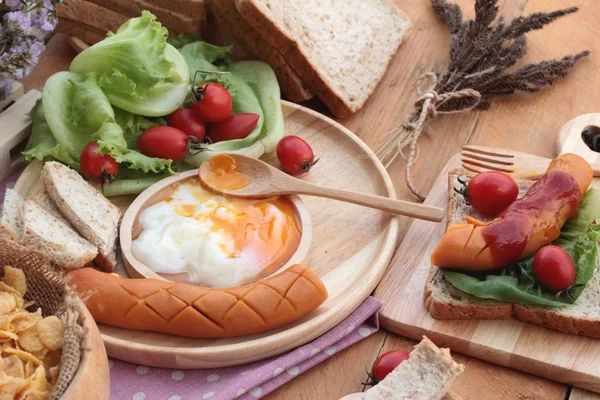 Frühstück mit Eiern, Wurst, Brot, Salatgemüse und Milch. — Stockfoto