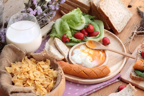 Yumurta, sosis, ekmek, salata sebze ve süt Kahvaltı. — Stok fotoğraf