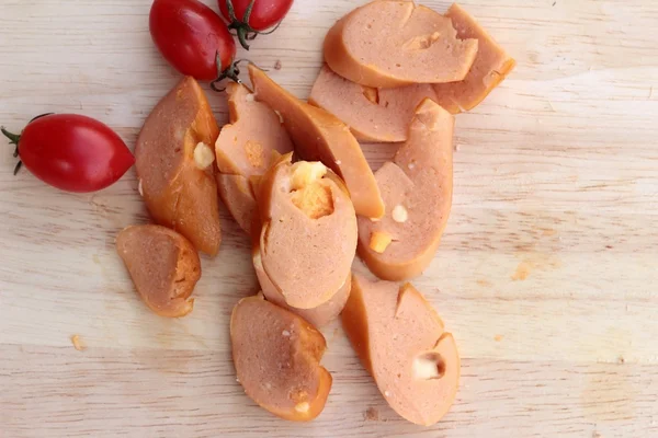 Frukost med korv, sallad grönsaker och mjölk. — Stockfoto