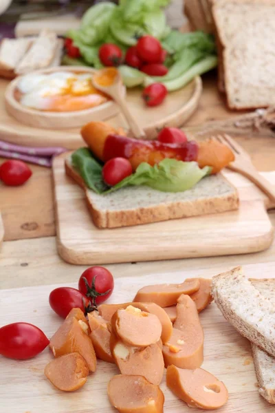 Café da manhã com ovos, salsicha, pão, salada de legumes e leite . — Fotografia de Stock