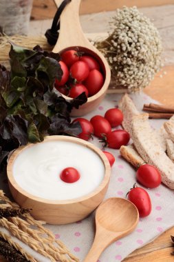 Beyaz yoğurt ve taze kiraz domates