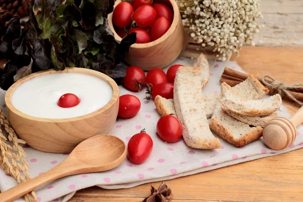 흰색 요구르트와 신선한 체리 토마토 — 스톡 사진