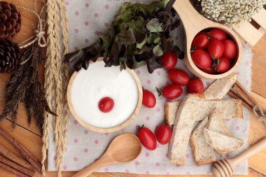 Beyaz yoğurt ve taze kiraz domates