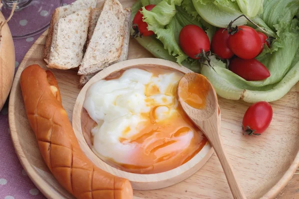 Petit déjeuner avec œufs, saucisse, pain, salade de légumes et lait . — Photo