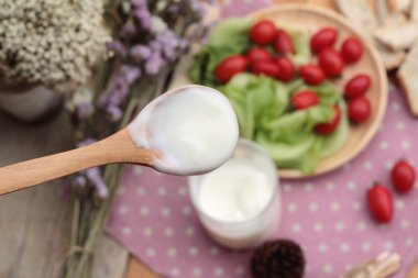 Beyaz yoğurt ve taze kiraz domates