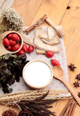 Beyaz yoğurt ve taze kiraz domates