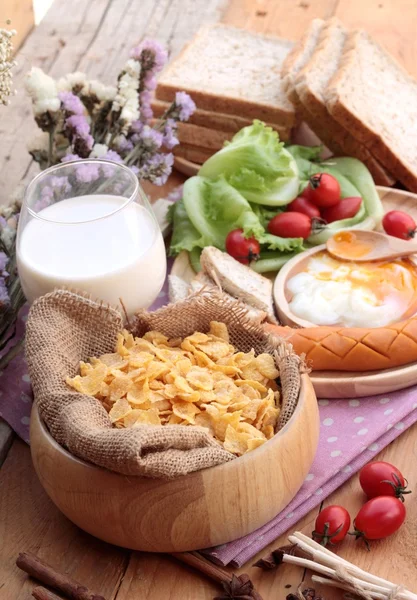 Breakfast with eggs, sausage, bread, salad vegetables and milk. — Stock Photo, Image