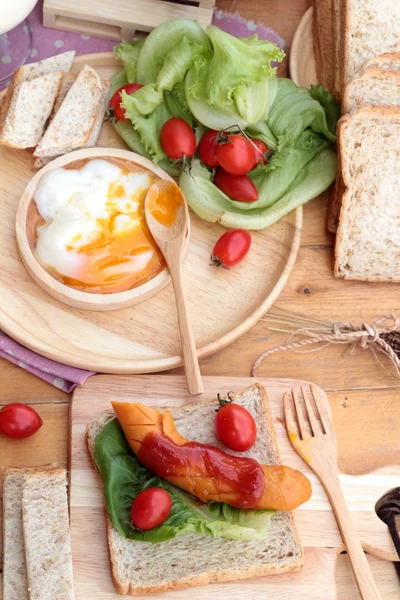 Desayuno con huevos, salchichas, pan, ensalada de verduras y leche . — Foto de Stock