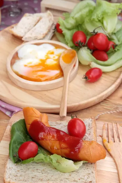 Ontbijt met eieren, worst, brood, salade groenten en melk. — Stockfoto