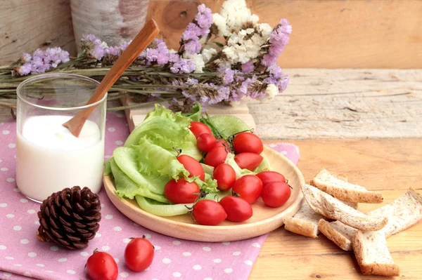 흰색 요구르트와 신선한 체리 토마토 — 스톡 사진