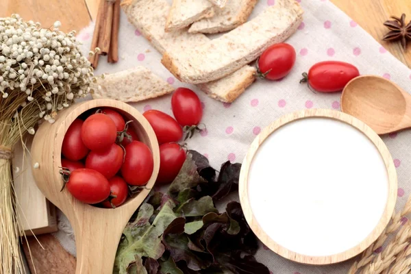 白いヨーグルト、新鮮なチェリー トマト — ストック写真