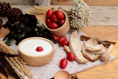 Beyaz yoğurt ve taze kiraz domates