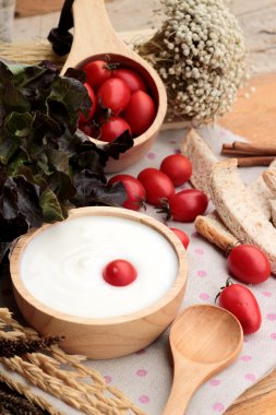 Beyaz yoğurt ve taze kiraz domates