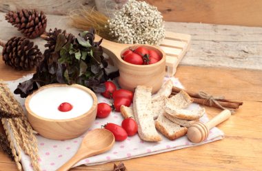 Beyaz yoğurt ve taze kiraz domates