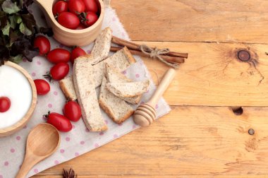 Beyaz yoğurt ve taze kiraz domates
