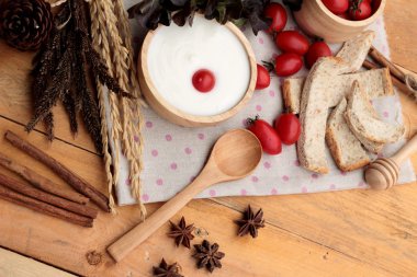 Beyaz yoğurt ve taze kiraz domates
