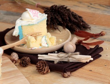 Beyaz kremalı pasta lezzetli ve içki kırmızı su soda karışımı