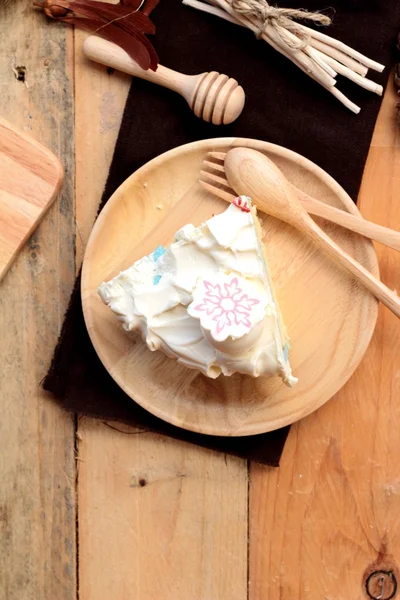 Witte crème taart heerlijk op hout achtergrond — Stockfoto