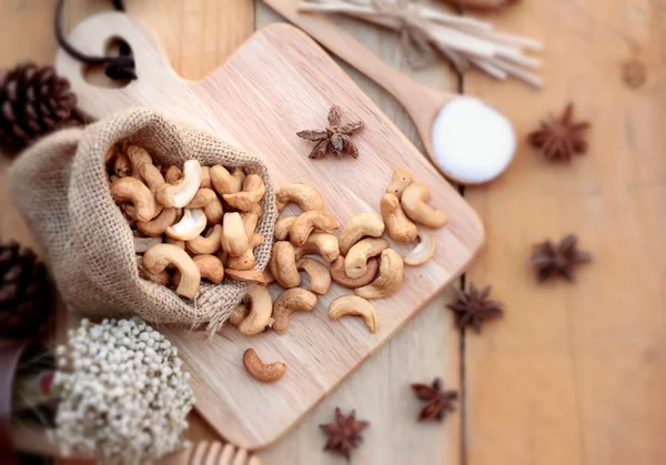 Anacardi arrosto noci con naturale su sfondo di legno — Foto Stock