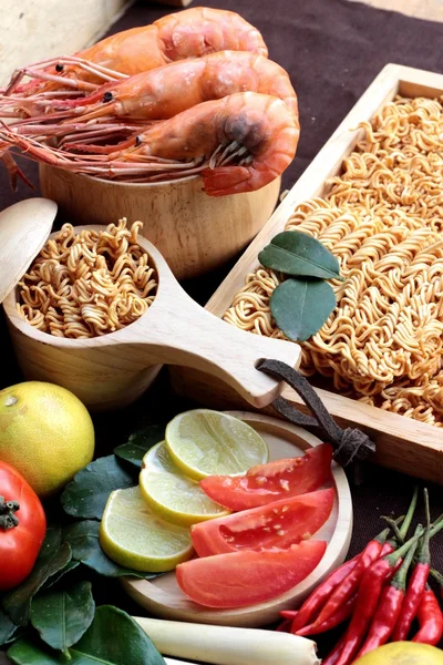 Fideos instantáneos secos - ramen asiático y camarones, verduras para sopa — Foto de Stock