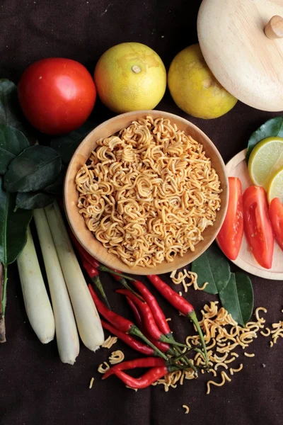 Trockene Instant-Nudeln - asiatische Ramen und Gemüse für die Suppe — Stockfoto