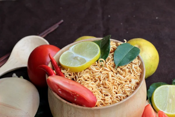 Nouille instantanée sèche - ramen asiatique et légumes pour la soupe — Photo