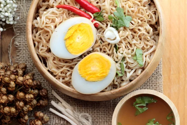 Sopa de fideos instantánea poner huevo —  Fotos de Stock