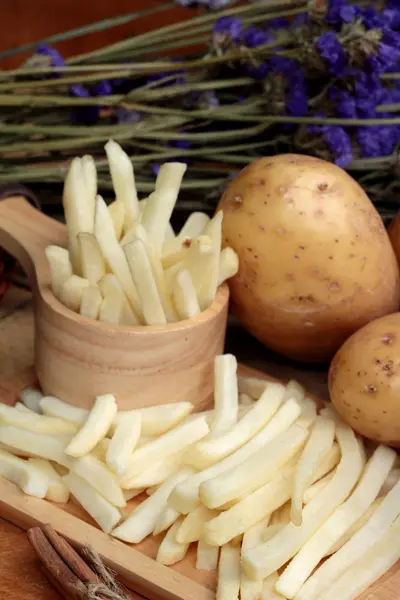 Batatas fritas e batatas frescas em fatias — Fotografia de Stock