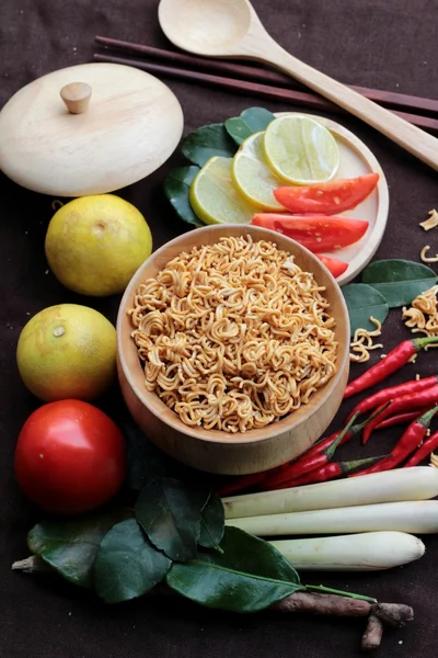 Kuru anlık erişte - Asya ramen ve sebze çorbası — Stok fotoğraf