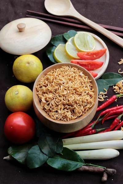 Trockene Instant-Nudeln - asiatische Ramen und Gemüse für die Suppe — Stockfoto