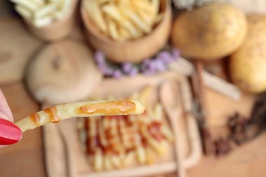 Patates kızartması ve ketçap ile taze dilimlenmiş patates.