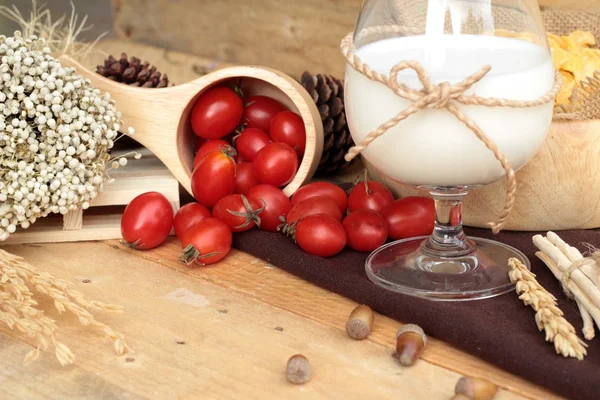 Corn flake and milk with fresh cherry tomatoes. — Stock Photo, Image