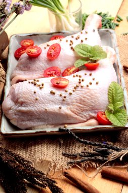 Taze tavuk ve yemek pişirmek için baharat ile domates