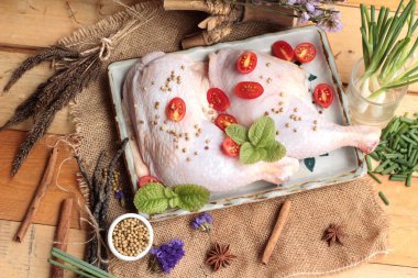 Taze tavuk ve yemek pişirmek için baharat ile domates